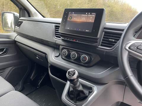 Renault Trafic 2.0 dCi Blue LL30 Sport Crew Van L2 H1 Euro 6 (s/s) 6dr - U560