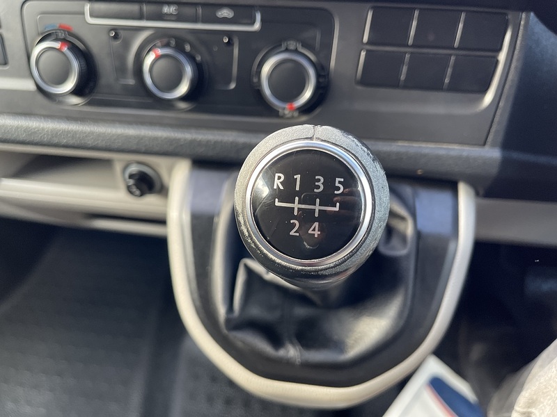 Volkswagen Transporter 2.0 TDI T30 BlueMotion Tech Highline FWD LWB Euro 6 (s/s) 5dr - U699