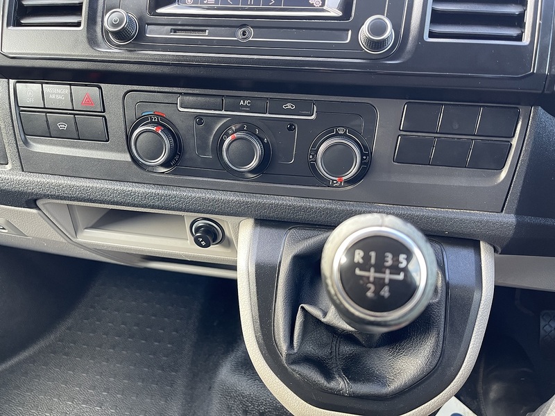 Volkswagen Transporter 2.0 TDI T30 BlueMotion Tech Highline FWD LWB Euro 6 (s/s) 5dr - U699