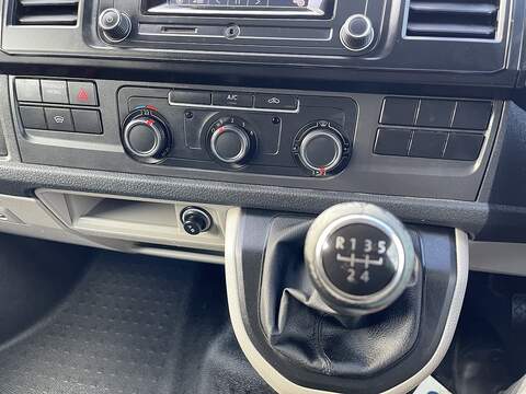 Volkswagen Transporter 2.0 TDI T30 BlueMotion Tech Highline FWD LWB Euro 6 (s/s) 5dr - U699