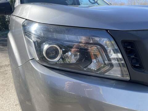 Nissan Navara 2.3 dCi Tekna Pickup Double Cab 4dr Diesel Manual 4WD Euro 6 (s/s) (190 ps) - U762