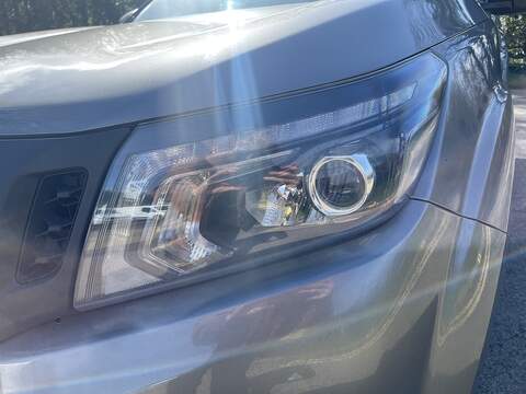 Nissan Navara 2.3 dCi Tekna Pickup Double Cab 4dr Diesel Manual 4WD Euro 6 (s/s) (190 ps) - U762