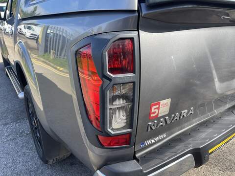 Nissan Navara 2.3 dCi Tekna Pickup Double Cab 4dr Diesel Manual 4WD Euro 6 (s/s) (190 ps) - U762