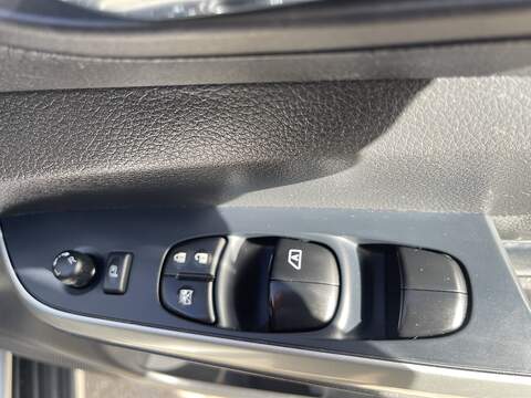 Nissan Navara 2.3 dCi Tekna Pickup Double Cab 4dr Diesel Manual 4WD Euro 6 (s/s) (190 ps) - U762