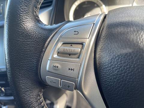 Nissan Navara 2.3 dCi Tekna Pickup Double Cab 4dr Diesel Manual 4WD Euro 6 (s/s) (190 ps) - U762