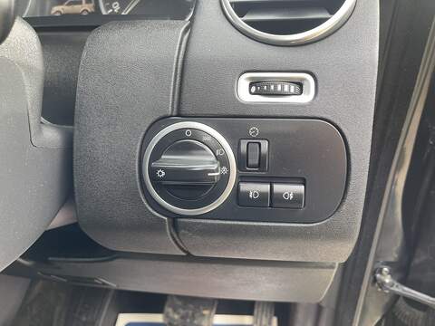 Land Rover Discovery 4 3.0 SD V6 SE SUV 5dr Diesel Auto 4WD (213 g/km, 255 bhp) - U793