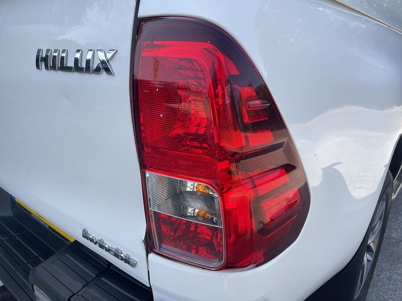 Toyota Hilux 2.4 D-4D Invincible 4WD Euro 6 4dr (TSS, 3.5t) - U987