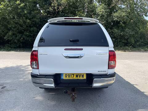 Toyota Hilux 2.4 D-4D Invincible 4WD Euro 6 4dr (TSS, 3.5t) - U987