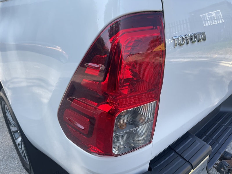 Toyota Hilux 2.4 D-4D Invincible 4WD Euro 6 4dr (TSS, 3.5t) - U987