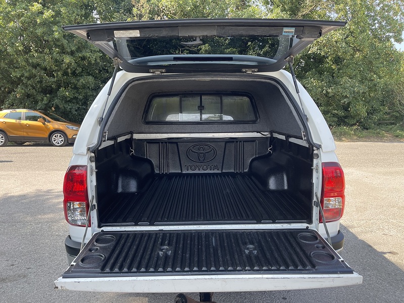 Toyota Hilux 2.4 D-4D Invincible 4WD Euro 6 4dr (TSS, 3.5t) - U987