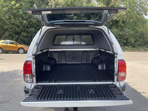 Toyota Hilux 2.4 D-4D Invincible 4WD Euro 6 4dr (TSS, 3.5t) - U987