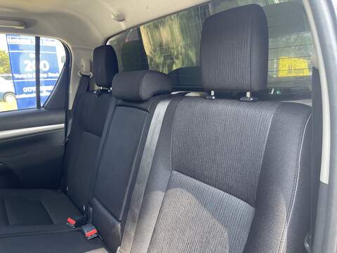Toyota Hilux 2.4 D-4D Invincible 4WD Euro 6 4dr (TSS, 3.5t) - U987