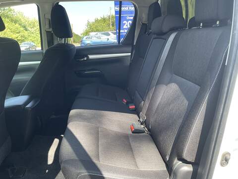 Toyota Hilux 2.4 D-4D Invincible 4WD Euro 6 4dr (TSS, 3.5t) - U987