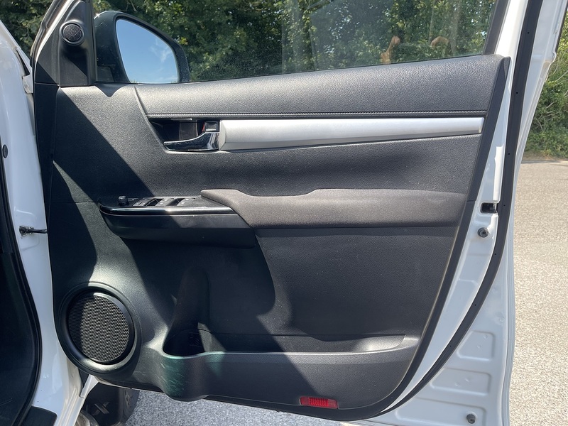 Toyota Hilux 2.4 D-4D Invincible 4WD Euro 6 4dr (TSS, 3.5t) - U987