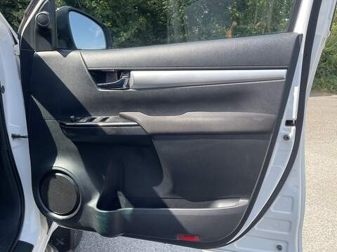 Toyota Hilux 2.4 D-4D Invincible 4WD Euro 6 4dr (TSS, 3.5t) - U987