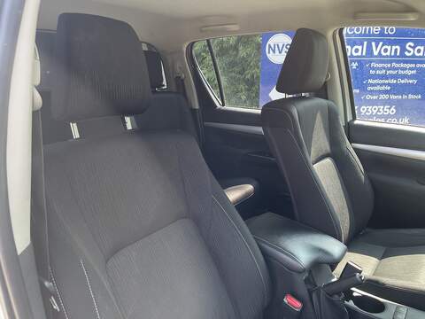 Toyota Hilux 2.4 D-4D Invincible 4WD Euro 6 4dr (TSS, 3.5t) - U987