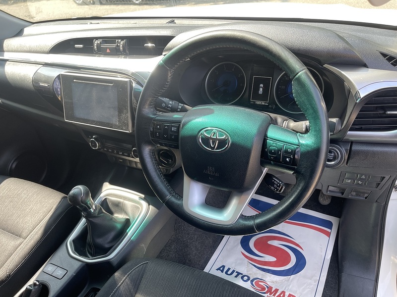 Toyota Hilux 2.4 D-4D Invincible 4WD Euro 6 4dr (TSS, 3.5t) - U987