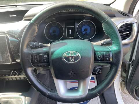 Toyota Hilux 2.4 D-4D Invincible 4WD Euro 6 4dr (TSS, 3.5t) - U987