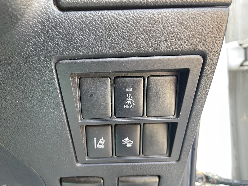 Toyota Hilux 2.4 D-4D Invincible 4WD Euro 6 4dr (TSS, 3.5t) - U987