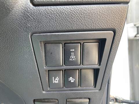 Toyota Hilux 2.4 D-4D Invincible 4WD Euro 6 4dr (TSS, 3.5t) - U987