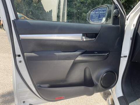Toyota Hilux 2.4 D-4D Invincible 4WD Euro 6 4dr (TSS, 3.5t) - U987