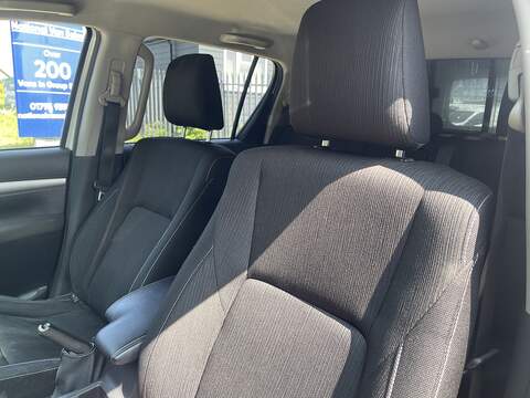Toyota Hilux 2.4 D-4D Invincible 4WD Euro 6 4dr (TSS, 3.5t) - U987