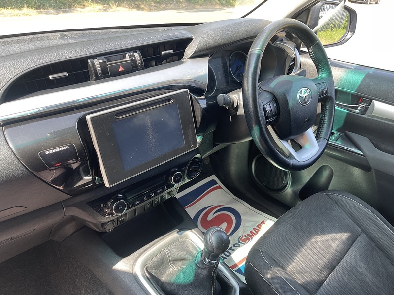 Toyota Hilux 2.4 D-4D Invincible 4WD Euro 6 4dr (TSS, 3.5t) - U987