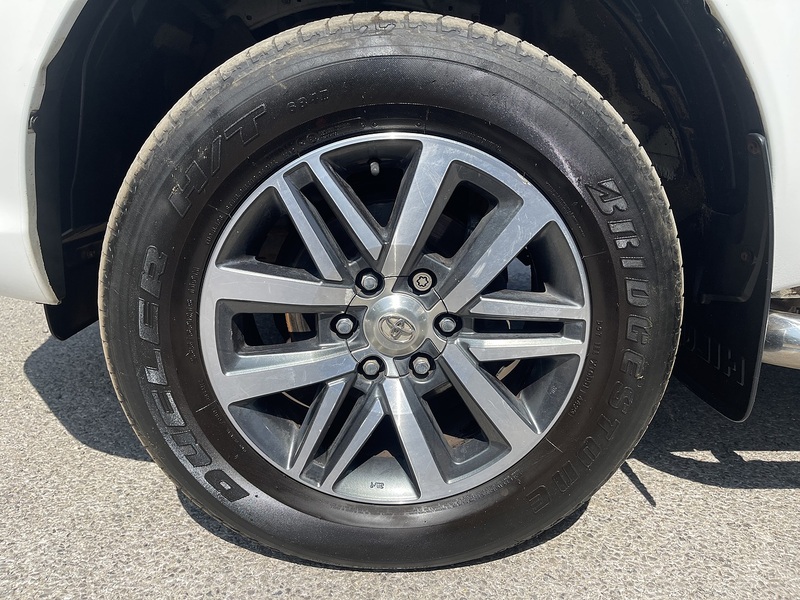 Toyota Hilux 2.4 D-4D Invincible 4WD Euro 6 4dr (TSS, 3.5t) - U987