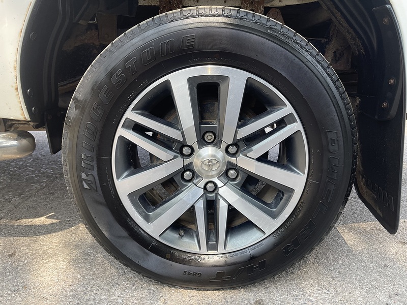 Toyota Hilux 2.4 D-4D Invincible 4WD Euro 6 4dr (TSS, 3.5t) - U987