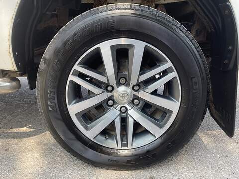 Toyota Hilux 2.4 D-4D Invincible 4WD Euro 6 4dr (TSS, 3.5t) - U987