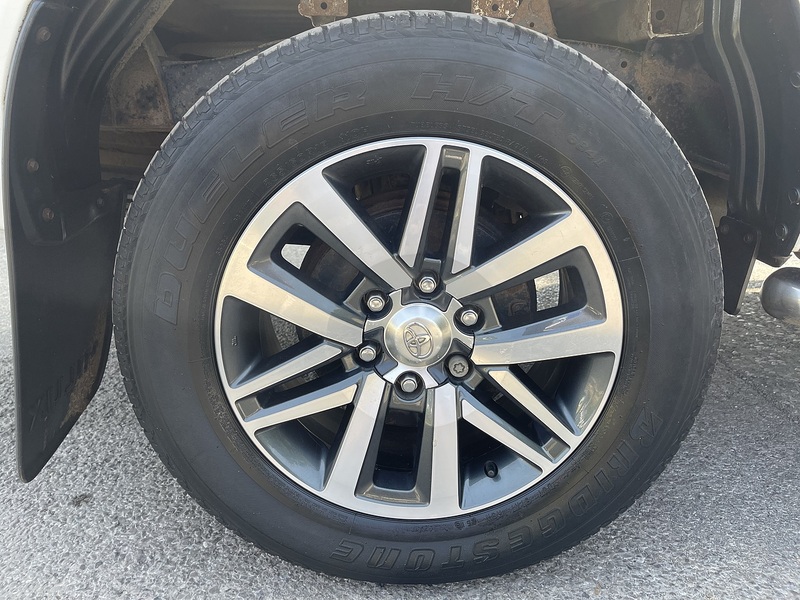 Toyota Hilux 2.4 D-4D Invincible 4WD Euro 6 4dr (TSS, 3.5t) - U987