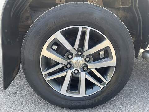 Toyota Hilux 2.4 D-4D Invincible 4WD Euro 6 4dr (TSS, 3.5t) - U987