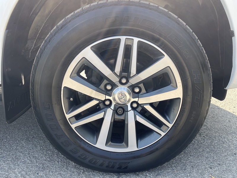 Toyota Hilux 2.4 D-4D Invincible 4WD Euro 6 4dr (TSS, 3.5t) - U987