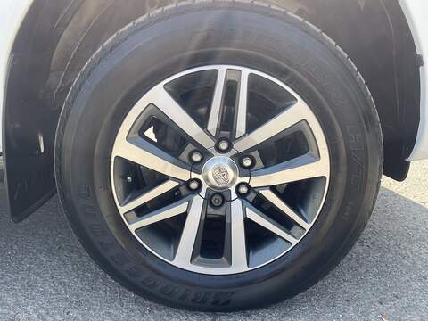 Toyota Hilux 2.4 D-4D Invincible 4WD Euro 6 4dr (TSS, 3.5t) - U987