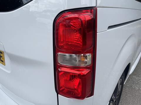 Vauxhall Vivaro Life Electric 50kWh Ultimate Auto MWB 5dr (8 Seat, 11kW Charger) - U989
