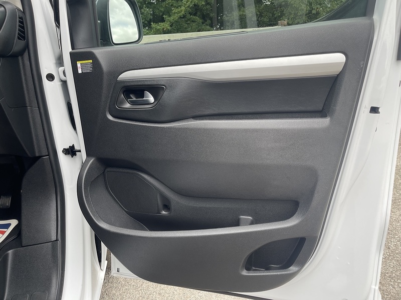 Vauxhall Vivaro Life Electric 50kWh Ultimate Auto MWB 5dr (8 Seat, 11kW Charger) - U989