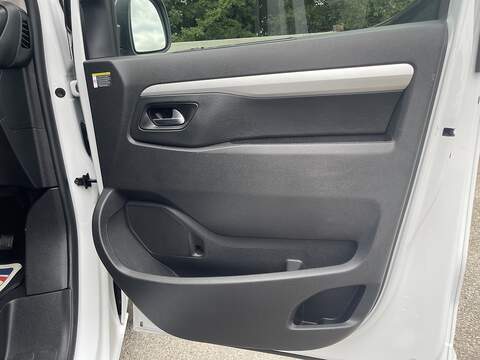 Vauxhall Vivaro Life Electric 50kWh Ultimate Auto MWB 5dr (8 Seat, 11kW Charger) - U989