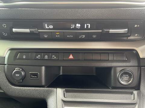 Vauxhall Vivaro Life Electric 50kWh Ultimate Auto MWB 5dr (8 Seat, 11kW Charger) - U989