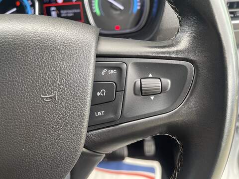 Vauxhall Vivaro Life Electric 50kWh Ultimate Auto MWB 5dr (8 Seat, 11kW Charger) - U989