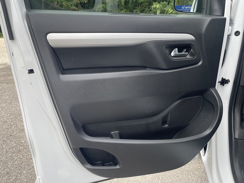Vauxhall Vivaro Life Electric 50kWh Ultimate Auto MWB 5dr (8 Seat, 11kW Charger) - U989