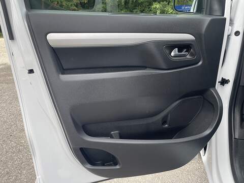 Vauxhall Vivaro Life Electric 50kWh Ultimate Auto MWB 5dr (8 Seat, 11kW Charger) - U989