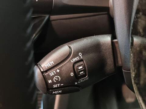 Peugeot 208 1.2 PureTech Style Hatchback 5dr Petrol Manual Euro 6 (s/s) (100 ps) - U112