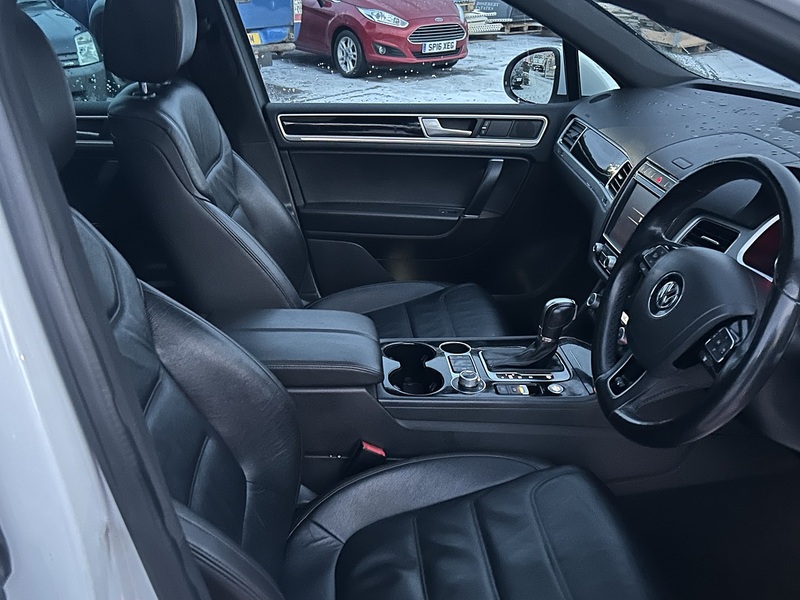 Volkswagen Touareg 3.0 TDI V6 BlueMotion Tech R-Line Plus SUV 5dr Diesel Tiptronic 4WD Euro 6 (s/s) (262 ps) - U138