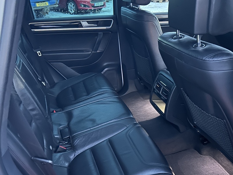 Volkswagen Touareg 3.0 TDI V6 BlueMotion Tech R-Line Plus SUV 5dr Diesel Tiptronic 4WD Euro 6 (s/s) (262 ps) - U138