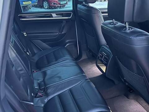 Volkswagen Touareg 3.0 TDI V6 BlueMotion Tech R-Line Plus SUV 5dr Diesel Tiptronic 4WD Euro 6 (s/s) (262 ps) - U138