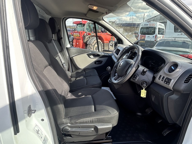 Renault Trafic 1.6 dCi 29 Business+ Panel Van 5dr Diesel Manual LWB Standard Roof Euro 6 (120 ps) - U182