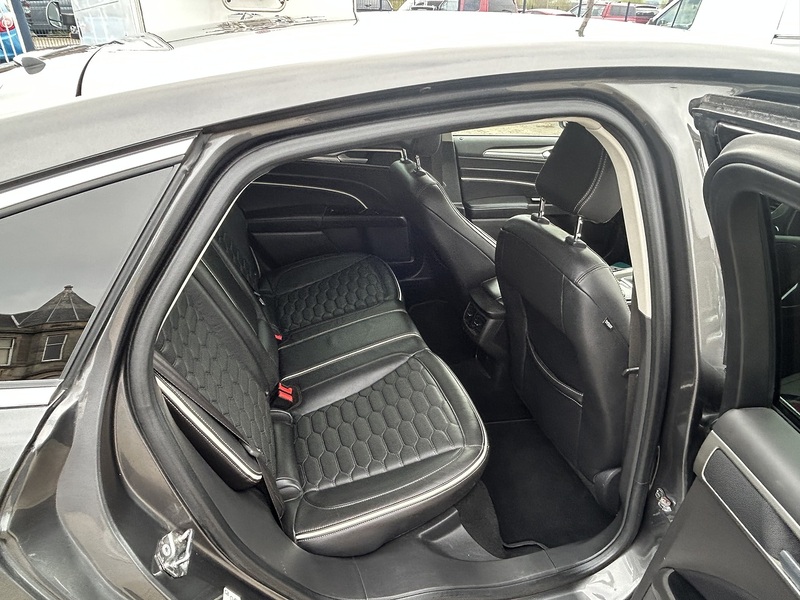 Ford Mondeo 2.0 TDCi Duratorq Vignale Hatchback 5dr Diesel Manual Euro 6 (s/s) (180 ps) - U195