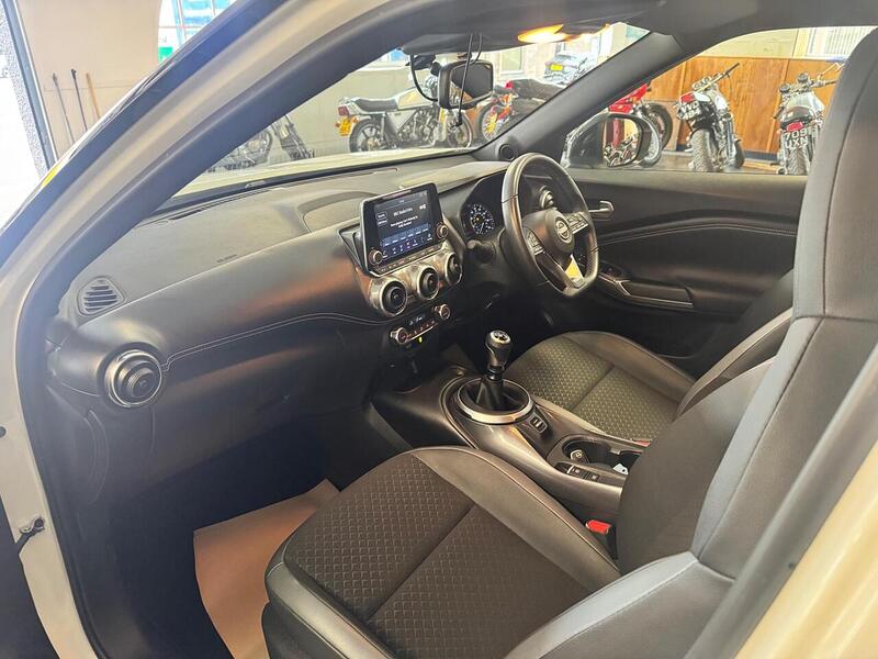 Nissan Juke 1.0 DIG-T N-Connecta Euro 6 (s/s) 5dr - U242