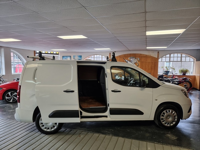 Vauxhall Combo 1.5 Turbo D 2300 Sportive Panel Van 4dr Diesel Manual L2 H1 Euro 6 (100 ps) - U295