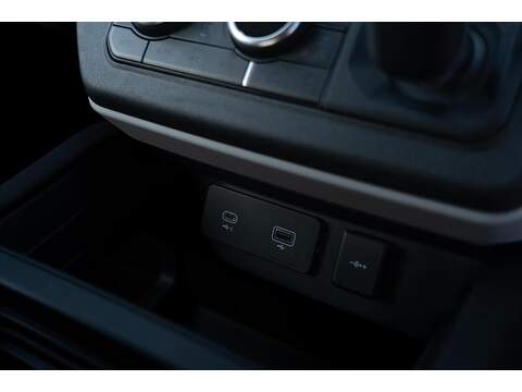 Land Rover Defender 110 Defender 110 2.0 SD4 SE Auto 4WD Euro 6 (s/s) 5dr - U10